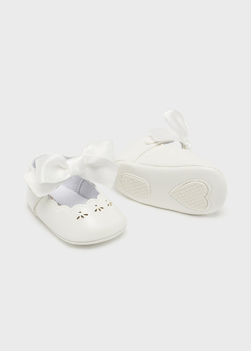 White Shoe With Bow 9631